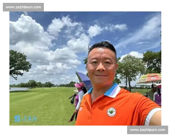 苏超球员海底捞兼职获赞：赛场与职场的励志双面人生